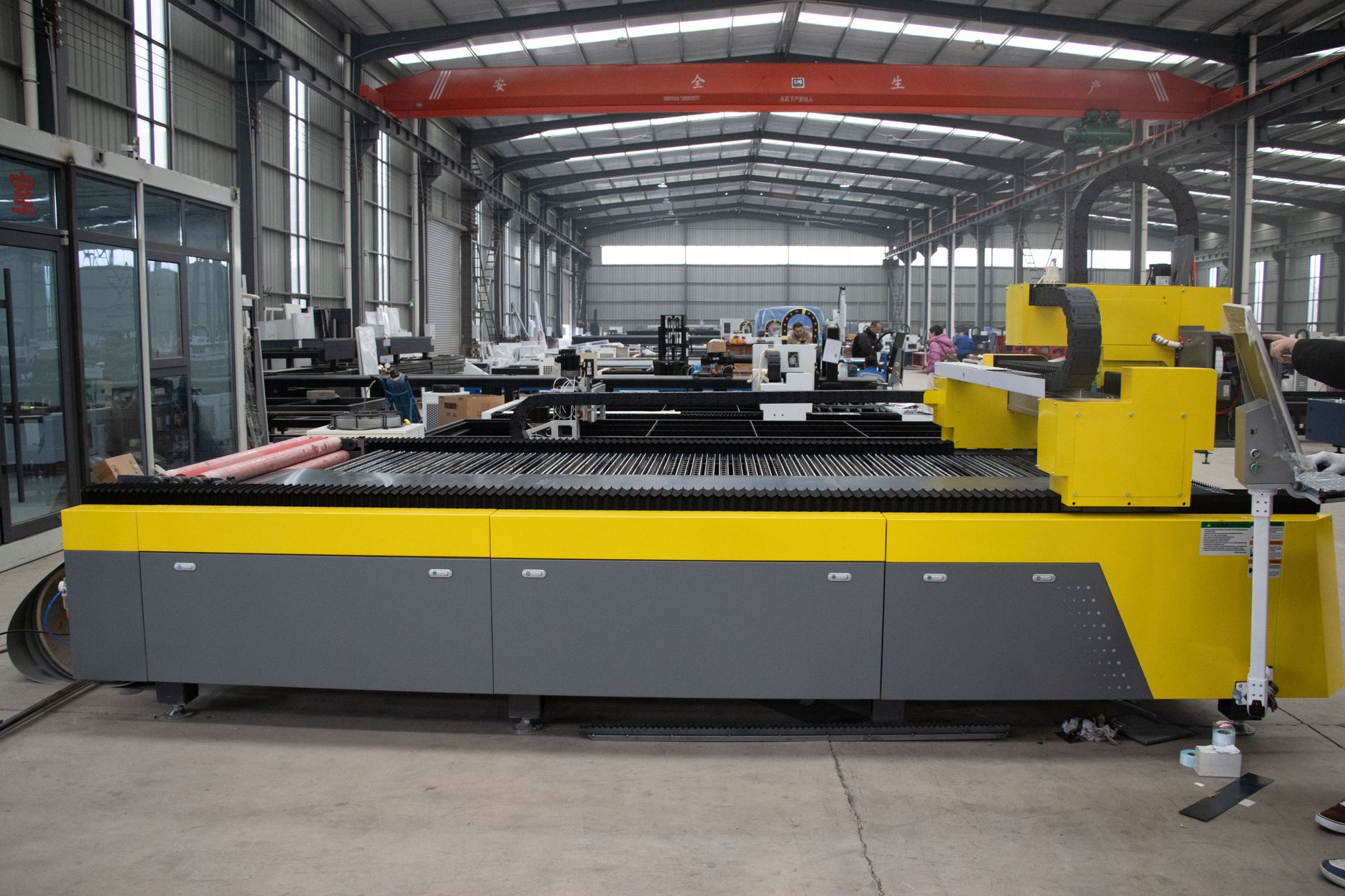 Alüminyum lazer kesim işlemi yapan CNC lazer kesim makinesi