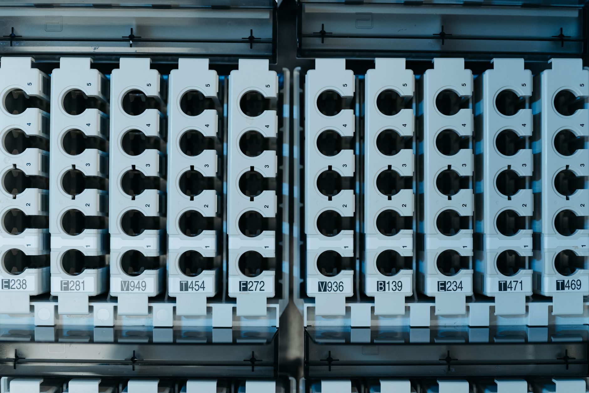 Elektrik pano üretimi sürecinde kullanılan endüstriyel devre bağlantı elemanları