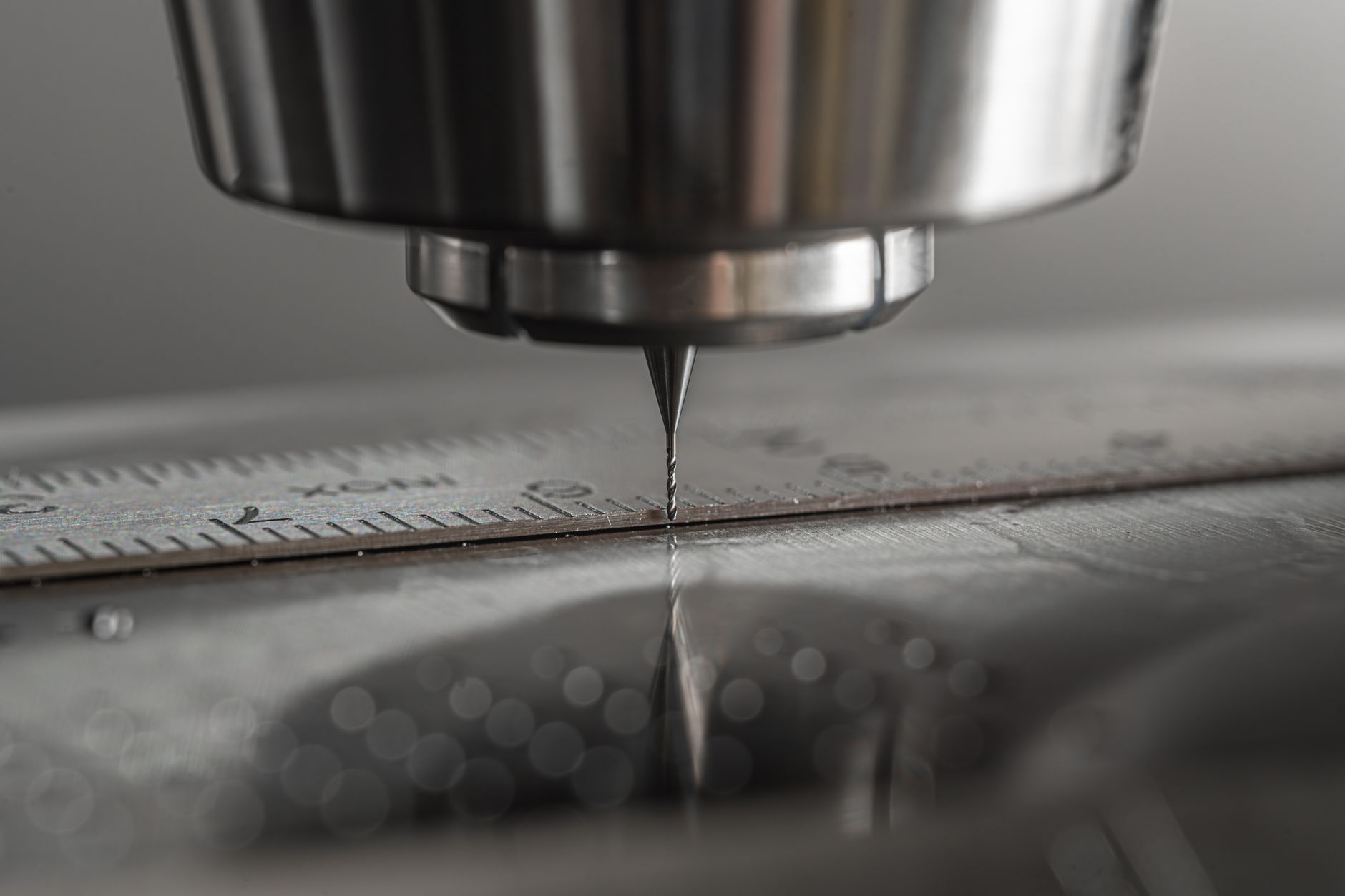 CNC abkant büküm makinesi ile hassas metal işleme