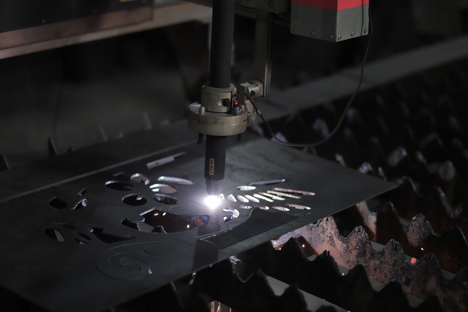Plazma kesim ile metal sac üzerinde CNC kontrollü kesim işlemi